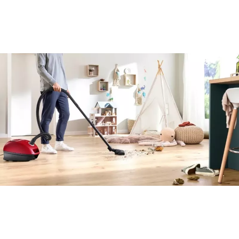 Vysávač Bosch BGB 41RD3H — 600 W, 4 l vrecko, HEPA filter, 11 m akčný rádius, teleskopická trubica, červený