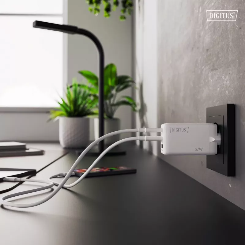 Nástenná nabíjačka DIGITUS DA-10303 67W GaN, 2× USB-C + 1× USB-A, 100–240V, biela