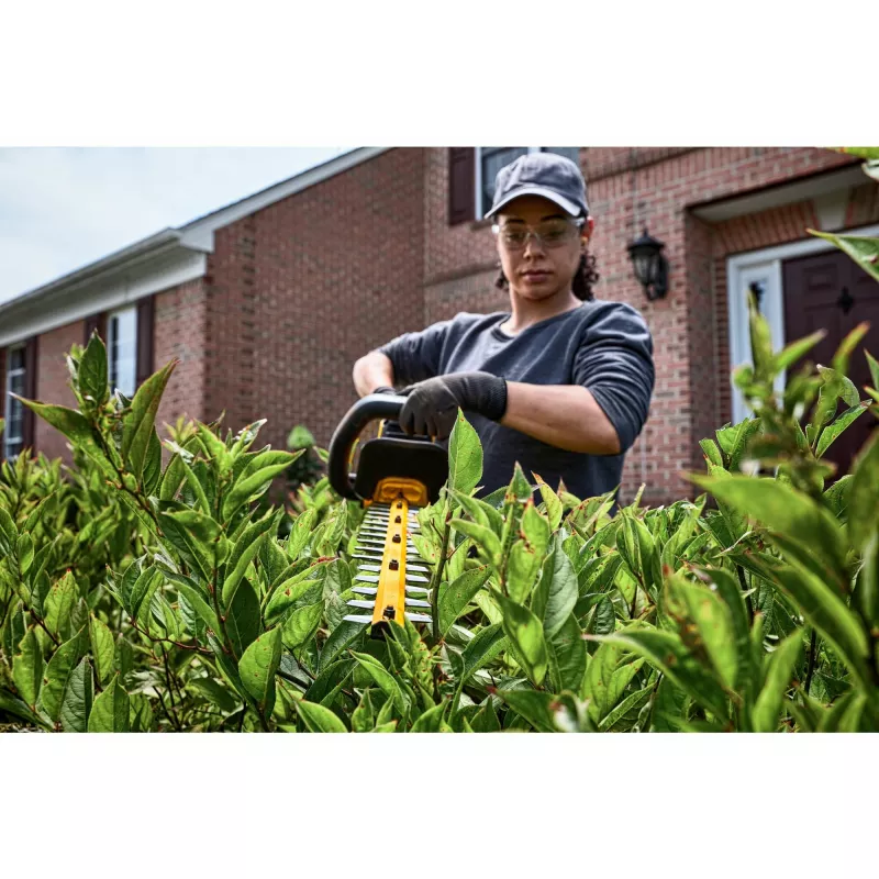 DeWALT DCMHT573X1-QW elektrické nožnice na živý plot dvojitý nôž 4,1 kg