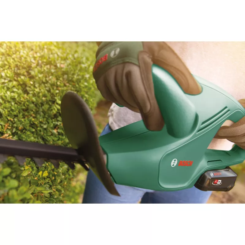 Elektrické nožnice na živý plot Bosch EasyHedgeCut 18-45 — 45 cm dvojitý nôž, 18 V batéria, 2.3 kg