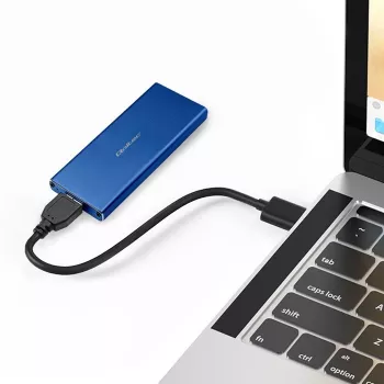 Puzdro na SSD QOLTEC 51832 — externé M.2 SATA, USB 3.0, až do 2 TB, modré, podporuje 30 mm disky, 4 sloty