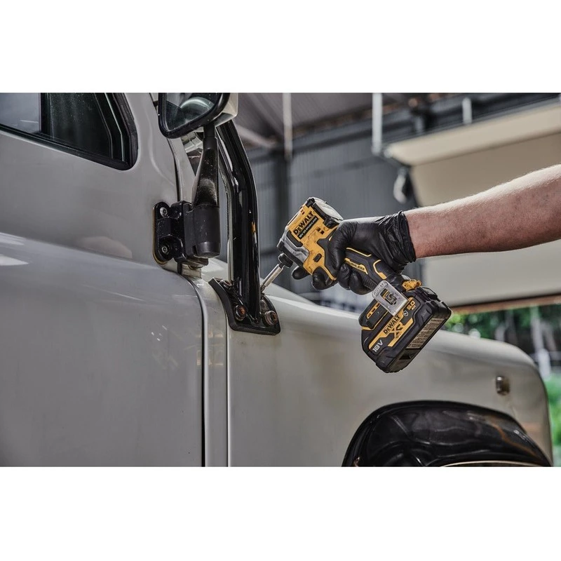 Rázový uťahovač DeWALT DCF850NT, 3250 ot/min, 1/4 palca skľučovadlo, 900 g