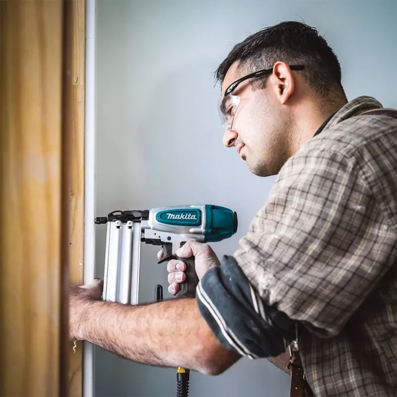 Makita AF506 pneumatická nastreľovačka
