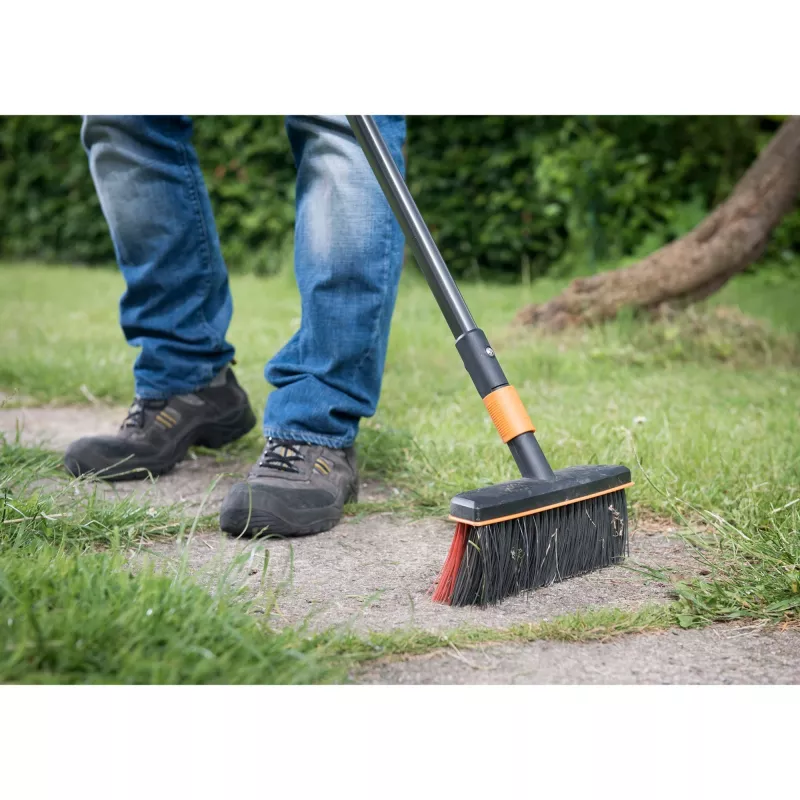 Metla Fiskars 1001417 čierna oranžová