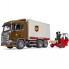 Logistický kamión Scania Super 560R UPS s vysokozdvižným vozíkom