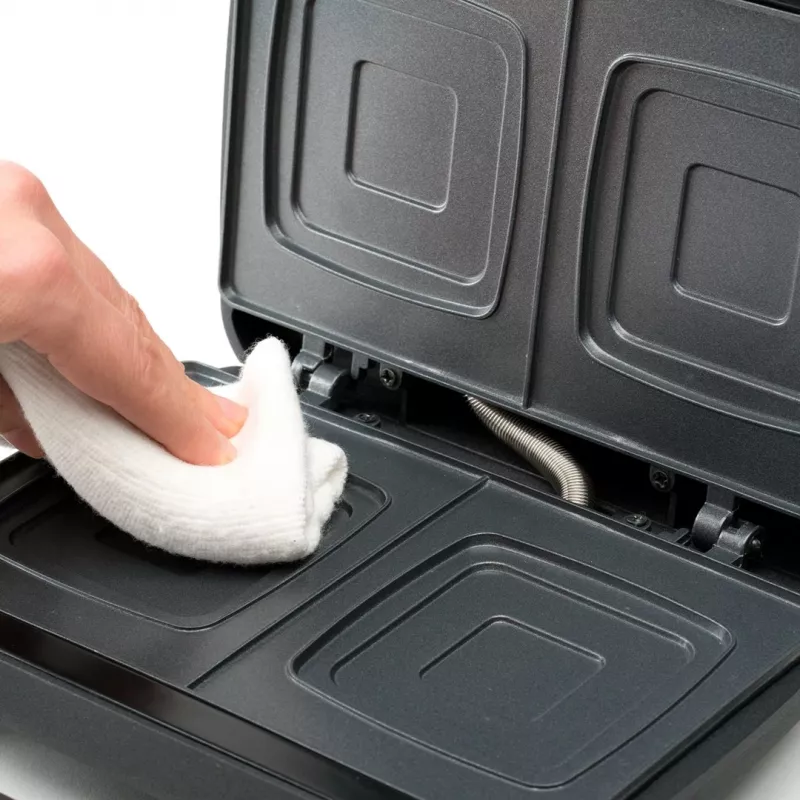 Sendvičovač Black & Decker BXSA753E — 2 sendviče, 750 W, nepriľnavé platne, grilovacia plocha 215×125 mm, kompaktná nehrdzavejúca oceľ