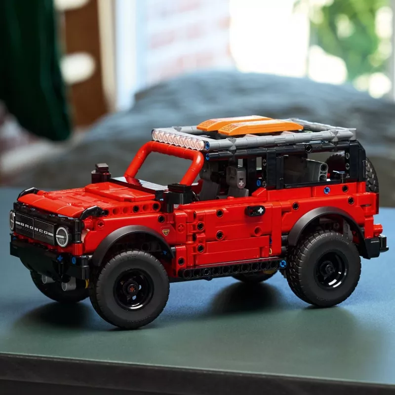 LEGO Technic stavebnica Ford Bronco Off-Roader 4x4 model 42213 — 943 dielov, vek 9+