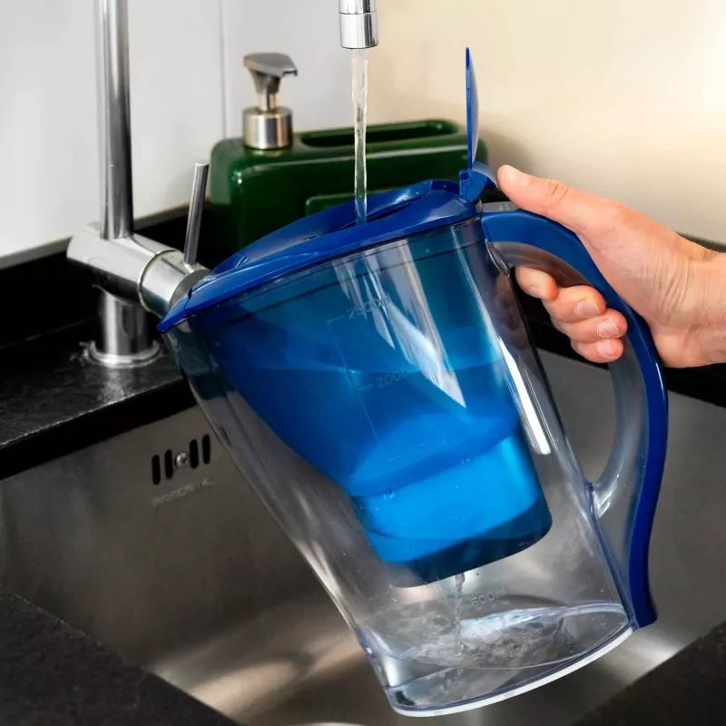 Kanvica na filtrovanie vody JATA HJAR1001 2,5 l modrá transparentná