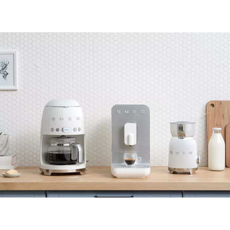 Kávovar na kvapkovú kávu Smeg 1.4L DCF02WHEU biela