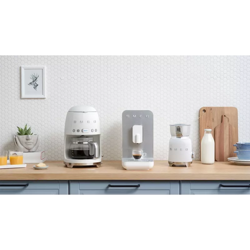 Kávovar na kvapkovú kávu Smeg 1.4L DCF02WHEU biela