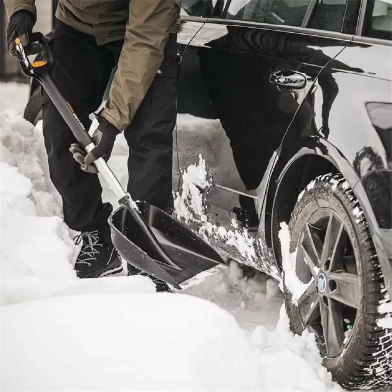 Fiskars auto snehová lopata s teleskopickou rukoväťou X-SERIES