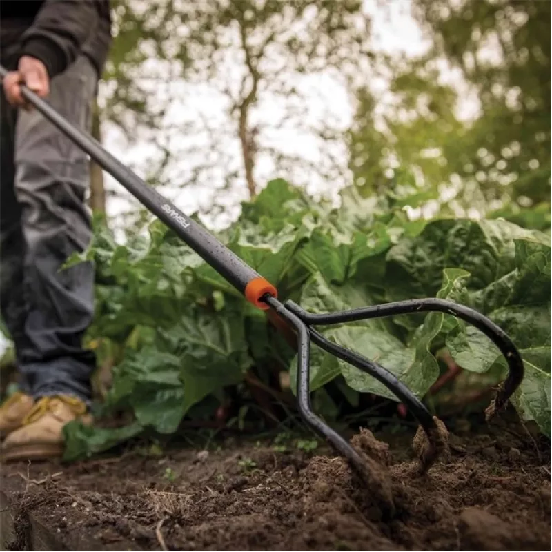Fiskars kultivátor Solid čierny ručný kultivátor