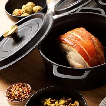 Liatinový hrniec na dusenie Russell Hobbs 24 cm, čierny
