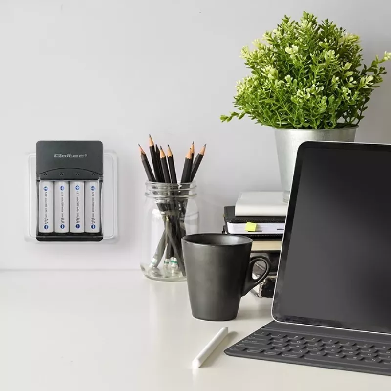 Nabíjačka batérií QOLTEC 50653 pre Ni-MH AAA (R03) a AA (R6) batérie, vstup 220–240 V, výstup 1,2 V