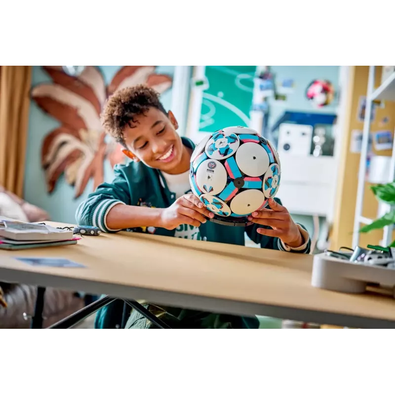 LEGO EDITIONS 43019 Futbal