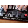 Akai MPK Mini Play MK3 MIDI ovládacia klávesnica s ovládačom padov, USB, čierno-červená