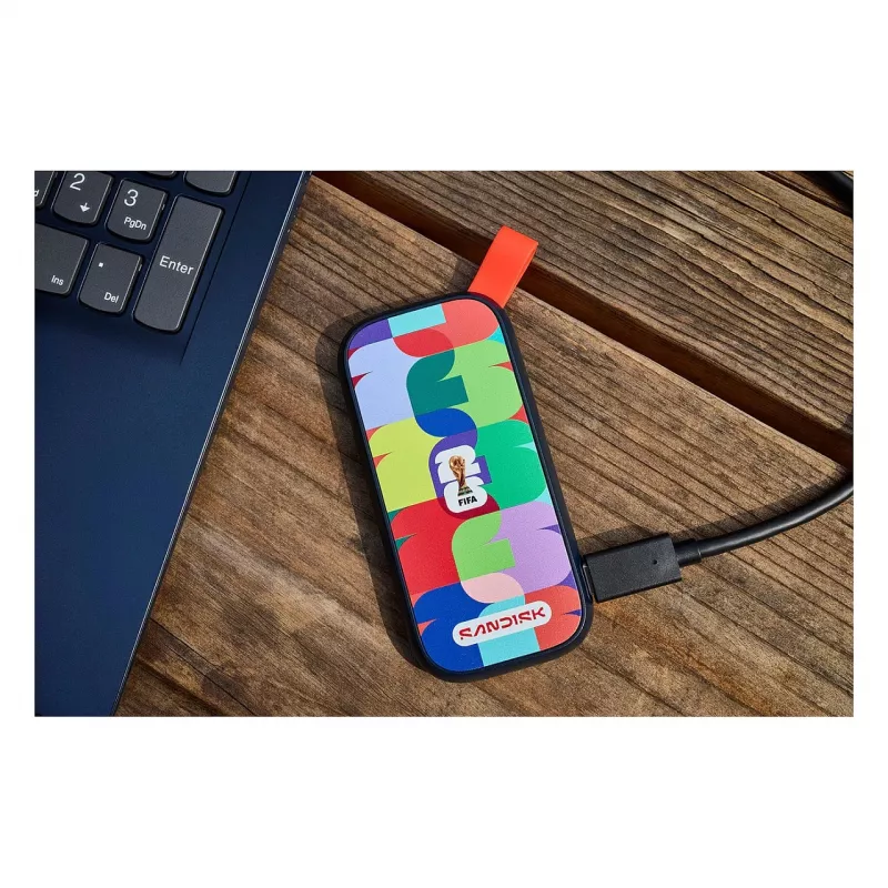 SanDisk - FIFA World Cup 2026 Edition - SSD - 1 TB - externý (prenosný) - USB 3.2 Gen 2 (USB-C konektor) (SDSSDE30F-1T00-G25)