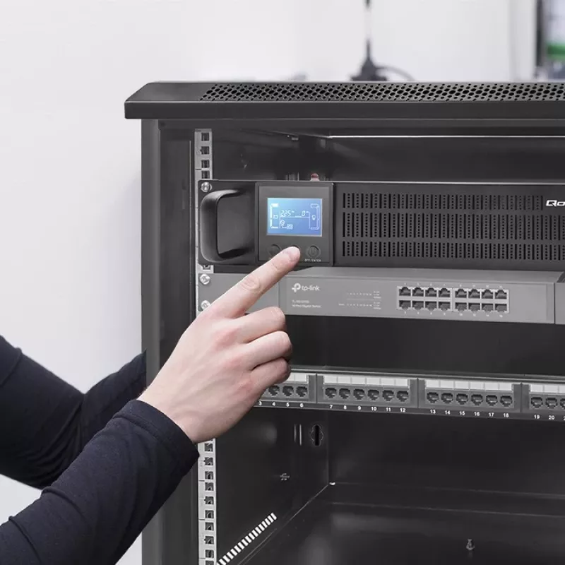Qoltec 53945 Rack UPS, 1 kVA, 800 W, LCD