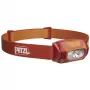 Čelová lampa Petzl TIKKINA 300 lm červená — kompaktné svetlo s voľnými rukami, nastaviteľný kužeľ svetla, na batérie