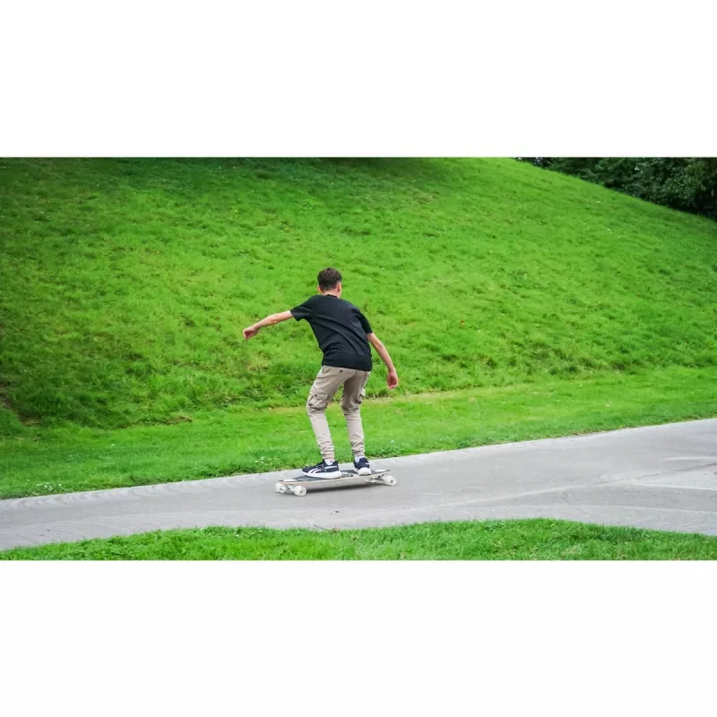 Longboard Muuwmi Lights GLOW ABEC 7 s osvetlenými kolieskami, čierna/zelená