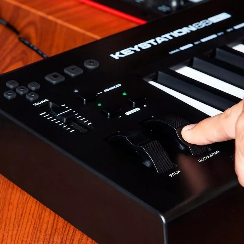 M-AUDIO Keystation 88 MK3 MIDI klávesnica 88 klávesov USB čierna, biela