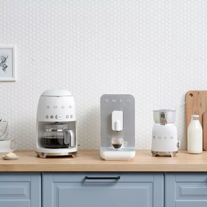 Kávovar na kvapkovú kávu Smeg 1.4L DCF02WHEU biela