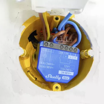 Inteligentný spínač Shelly 1 Gen4 — bezdrôtový 240 V AC, Wi‑Fi 2.4 GHz, Bluetooth 5.0, ZigBee, plastové puzdro 42×16×37 mm