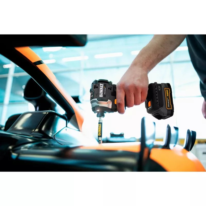 Akumulátorový rázový uťahovák DCF85ME2GT, 18 voltov, 1/4 palca, v McLaren dizajne sivý/čierny, 2x POWERSTACK Li-Ion batéria 1,7 Ah, v kufri T STAK