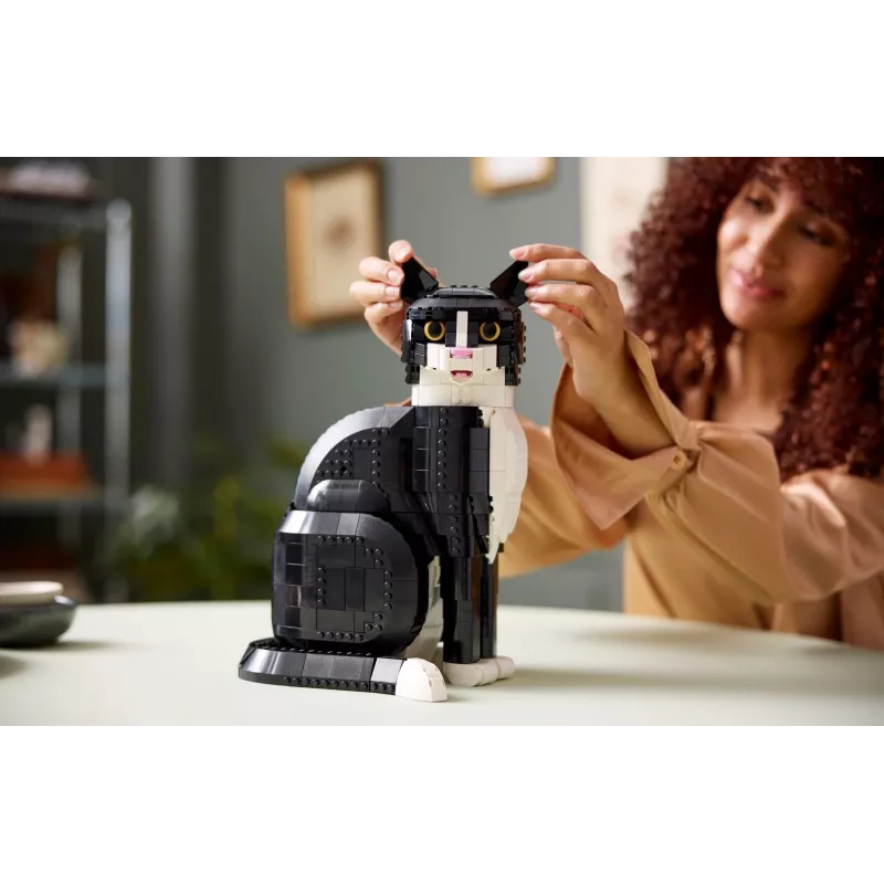 LEGO sada Ideas 21349 Tuxedo Cat stavebnica — zberateľský model z kociek, vystavovací kus