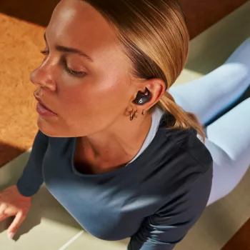 In-Ear bezdrôtové slúchadlá Apple Powerbeats Fit — H1 čip, IPX4 vodoodolnosť, aktívne potlačenie hluku, Dolby Atmos, USB‑C nabíjacie puzdro, 30 hodín prehrávania