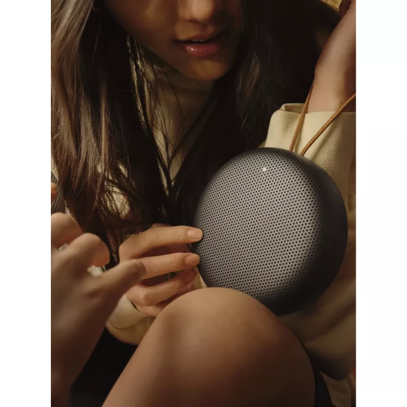 Bang & Olufsen Beosound A1 2nd Gen 1734002 reproduktor, čierny