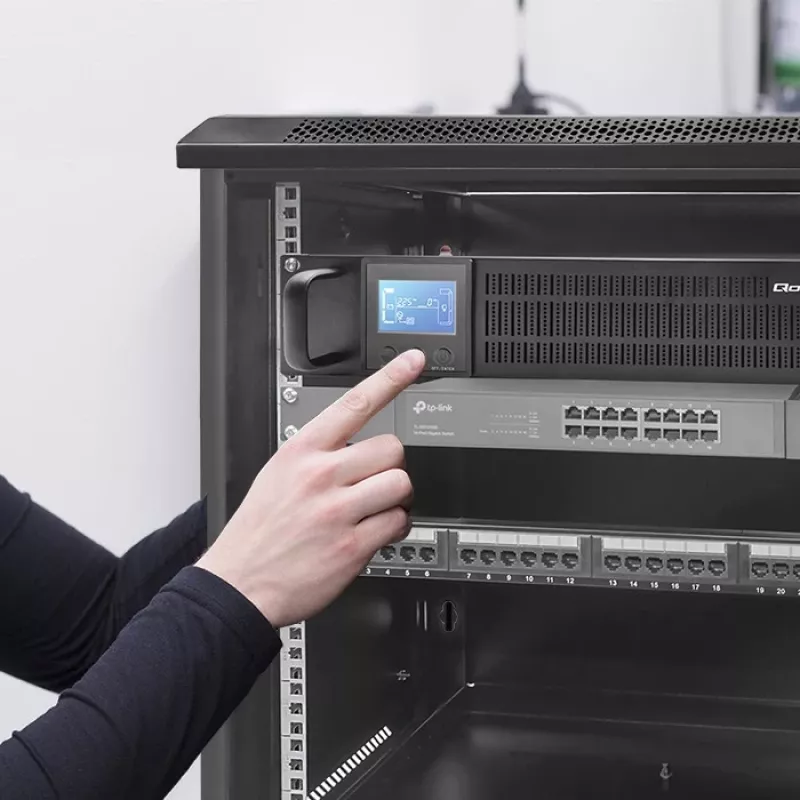 UPS QOLTEC 53946 Line-Interactive 2 kVA záložný zdroj