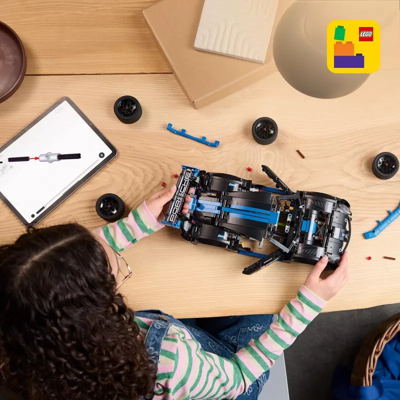 LEGO Technic 42176 Porsche GT4 e-Performance Pretekárske auto