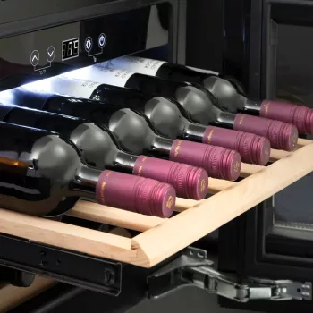 Vstavaná vinotéka Caso WineDeluxe E 18 — 18 fliaš, výška 46 cm, čierna, energetická trieda G
