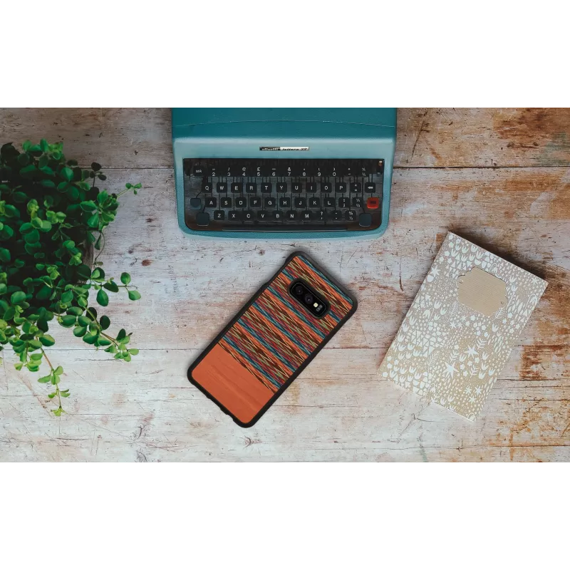 Puzdro na smartphone man and wood pre Galaxy S10e — hnedá kocka s čiernym lemom