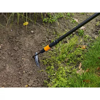 Motýka Push Fiskars 1000677 — záhradná motýka na obrábanie pôdy s ergonomickou rukoväťou