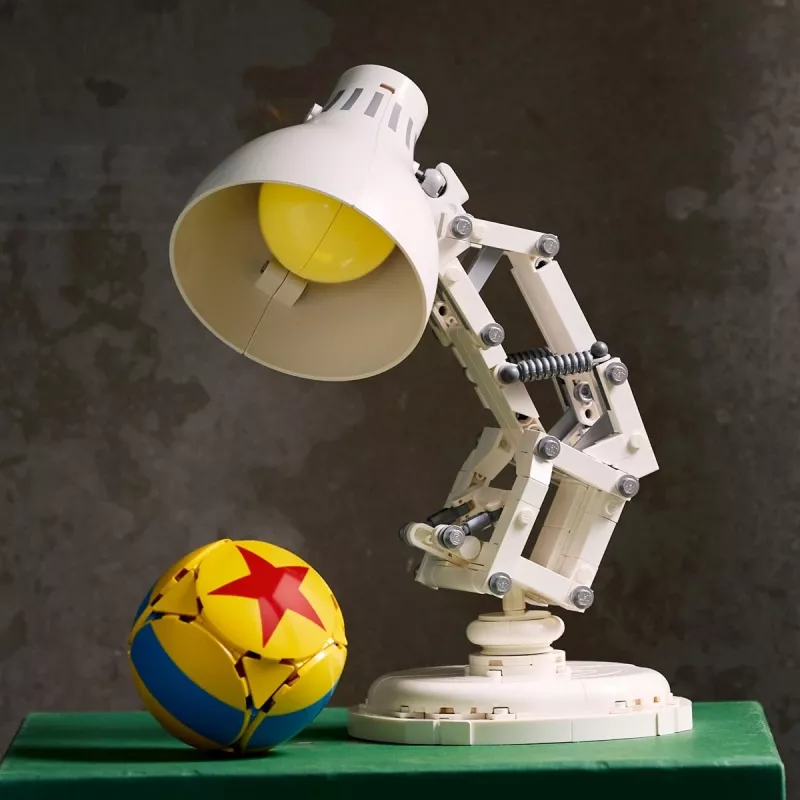 Stavebnica LEGO Ideas model 21357 — Luxo Jr., 613 dielov, 290×140×110 mm
