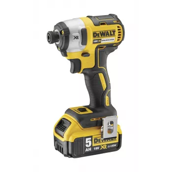 Rázový uťahovák DeWALT DCF887P2-QW 1/4 palca pohon, 18V Li‑Ion 5Ah, 205 N·m, 3250 RPM, 2 batérie, nabíjačka, kufrík