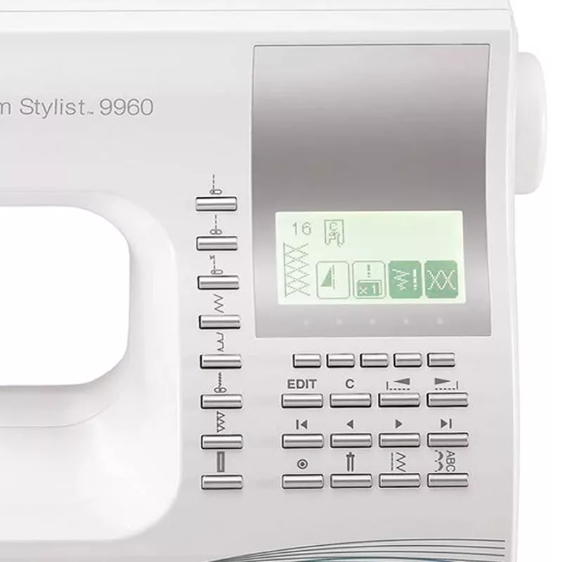 Šijací stroj SINGER Quantum Stylist 9960 — 600 vzorov stehov, 13 automatických programov gombíkovej dierky, systém voľného ramena