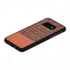 Puzdro na smartphone man and wood pre Galaxy S10e — hnedá kocka s čiernym lemom