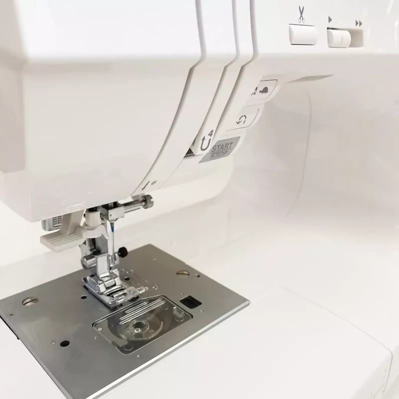Šijací stroj SINGER Quantum Stylist 9960 — 600 vzorov stehov, 13 automatických programov gombíkovej dierky, systém voľného ramena