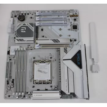 Základná doska GIGABYTE B850 EAGLE WF7 ICESO — repasovaná, I/O kryt a anténa sú súčasťou