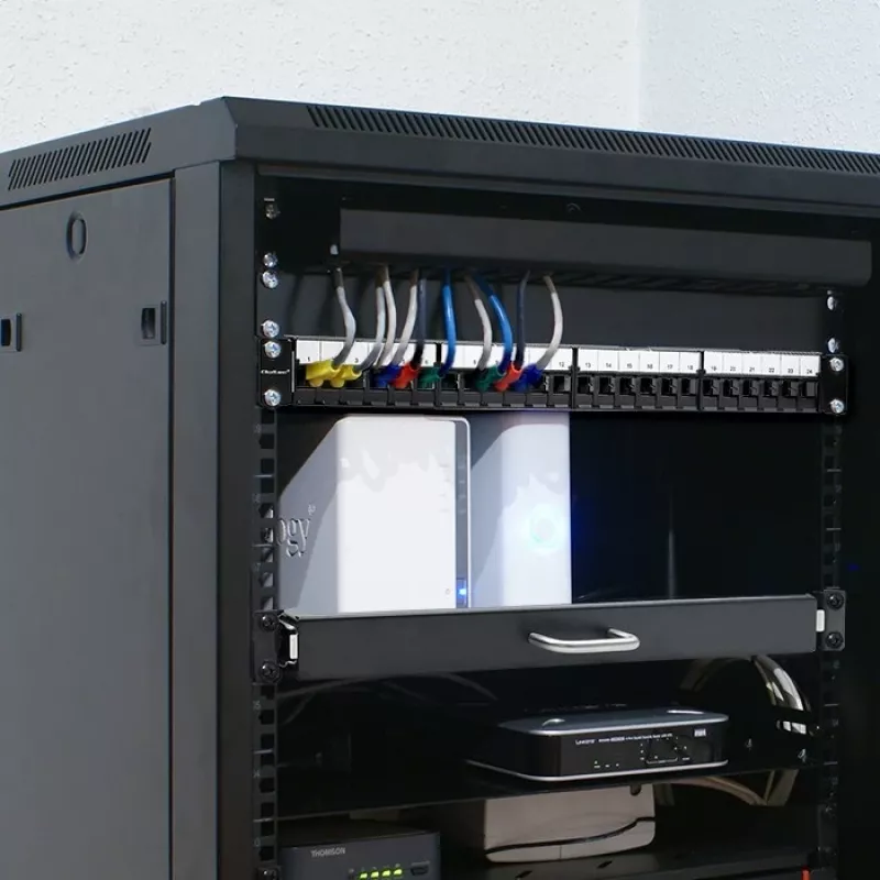 Qoltec 54516 patch panel pre 19-palcový rack, 24 portov, 1U, UTP, čierny