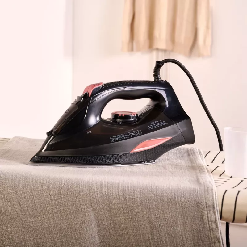 Naparážacia žehlička Black+Decker BXIR3000E (3000W; čierna)