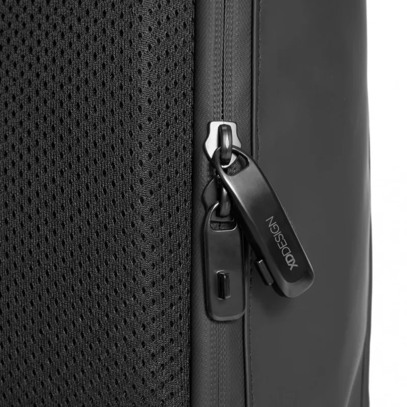 Batoh XDDESIGN URBAN FLAP-TOP P706.2601 — vodoodpudivý, ľahký, čierny