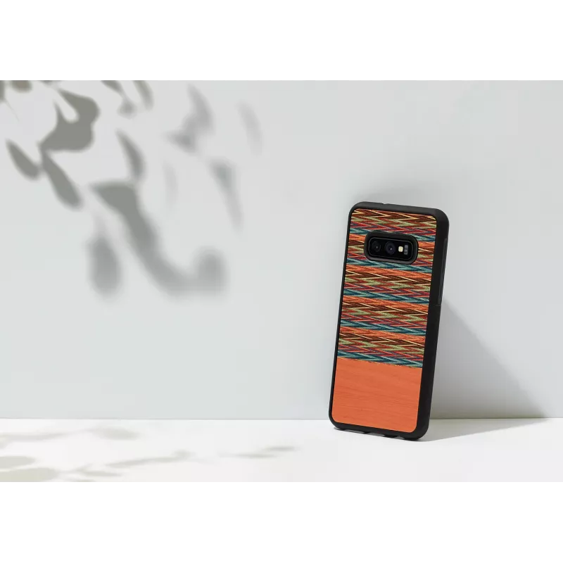 Puzdro na smartphone man and wood pre Galaxy S10e — hnedá kocka s čiernym lemom