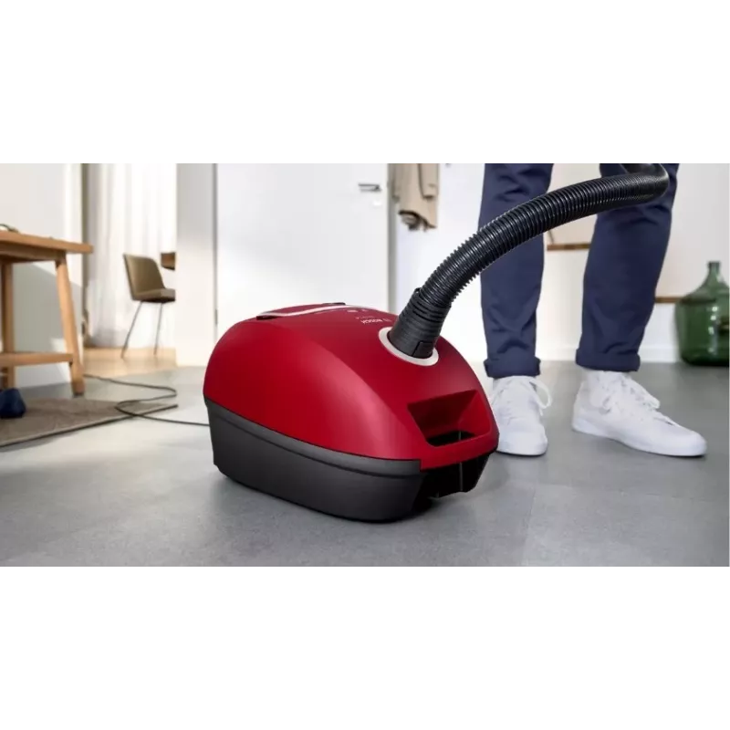 Vysávač Bosch BGB 41RD3H — 600 W, 4 l vrecko, HEPA filter, 11 m akčný rádius, teleskopická trubica, červený