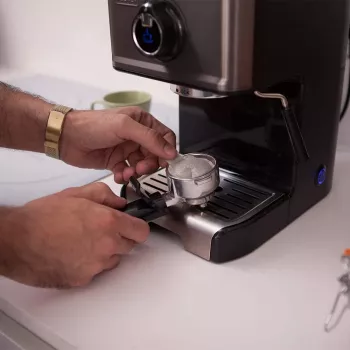 Kávovar na espresso Black & Decker BXCO1200E — 1200 W, 15 bar, 1,2 L nádržka na vodu, 2 šálky, integrovaný naparovač mlieka, na pracovnú dosku, strieborná