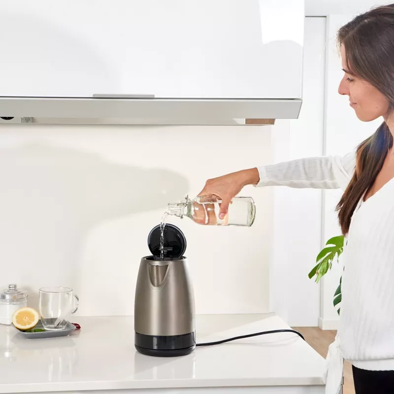 Black+Decker rýchlovarná kanvica BXKE2201E