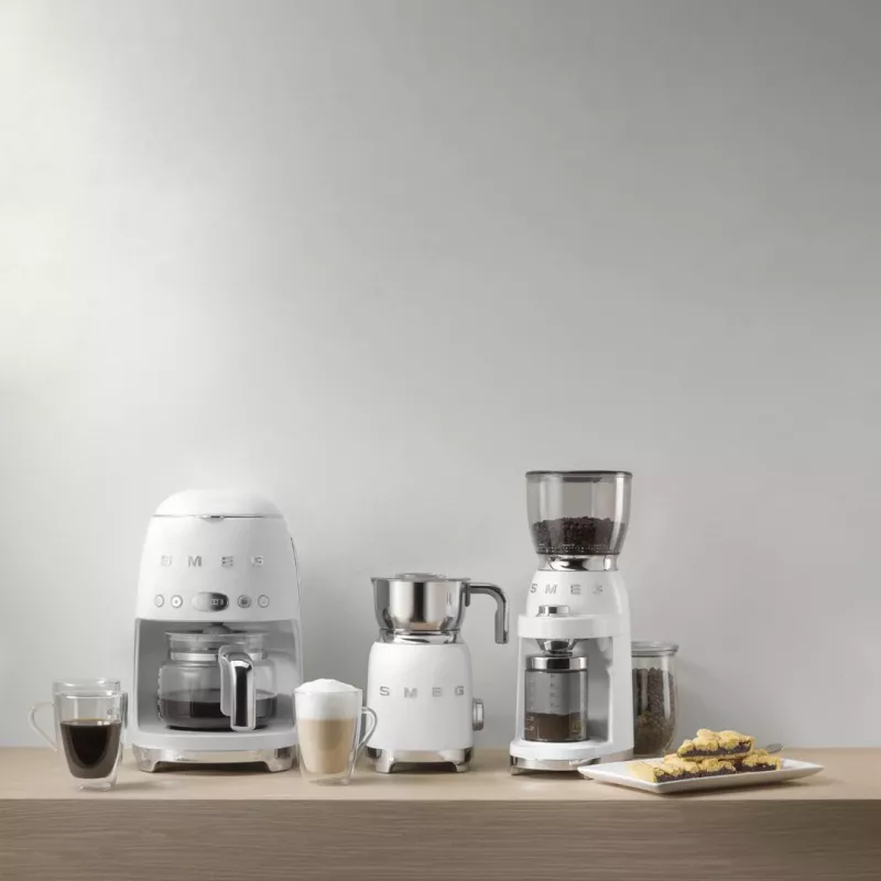 Kávovar na kvapkovú kávu Smeg 1.4L DCF02WHEU biela